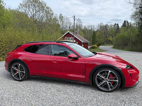 Porsche Taycan Cross Turismo 7 of 30