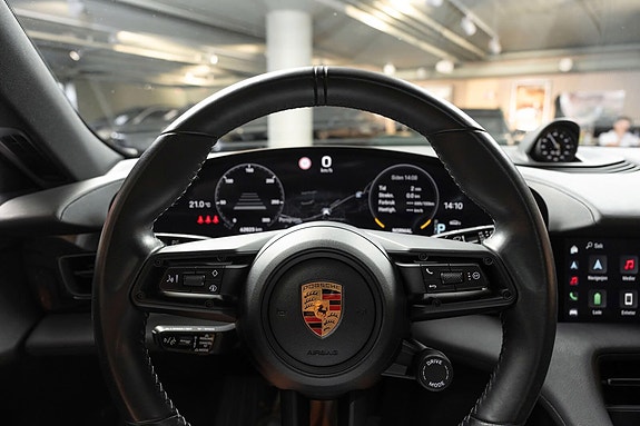 Porsche Taycan Cross Turismo 26 of 30