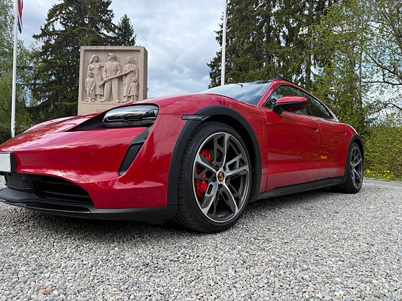 Porsche Taycan Cross Turismo 9 of 30