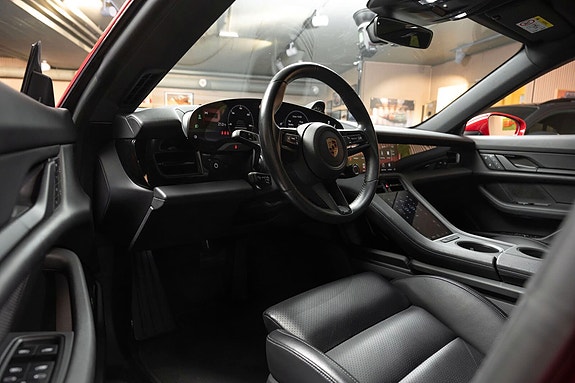 Porsche Taycan Cross Turismo 28 of 30