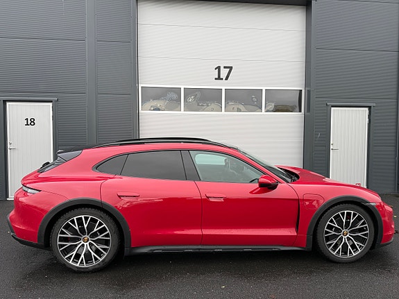 Porsche Taycan Cross Turismo 24 of 30