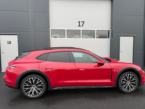 Porsche Taycan Cross Turismo 23 of 30