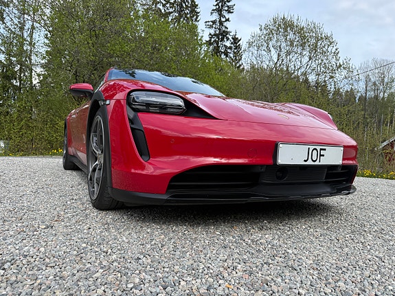 Porsche Taycan Cross Turismo 13 of 30