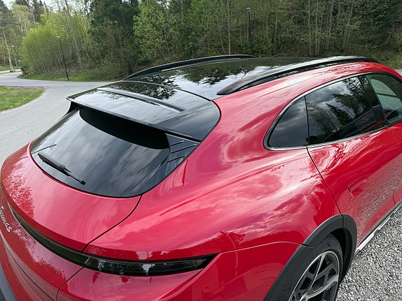 Porsche Taycan Cross Turismo 21 of 30