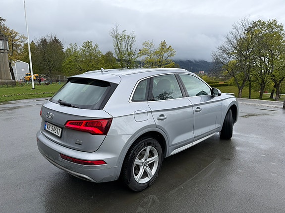 Audi Q5 2 of 16