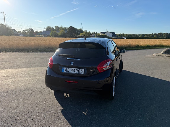 Peugeot 208 3 of 11