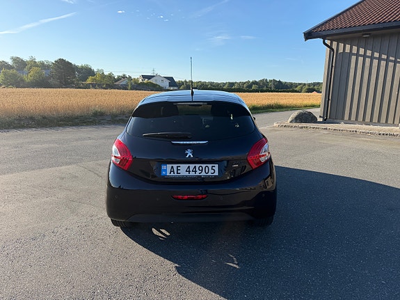 Peugeot 208 2 of 11
