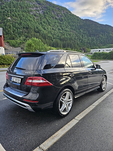 Mercedes-Benz ML250 3 of 4