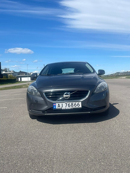 Volvo V40 2 of 5