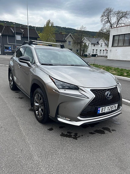 Lexus NX300h 10 of 30