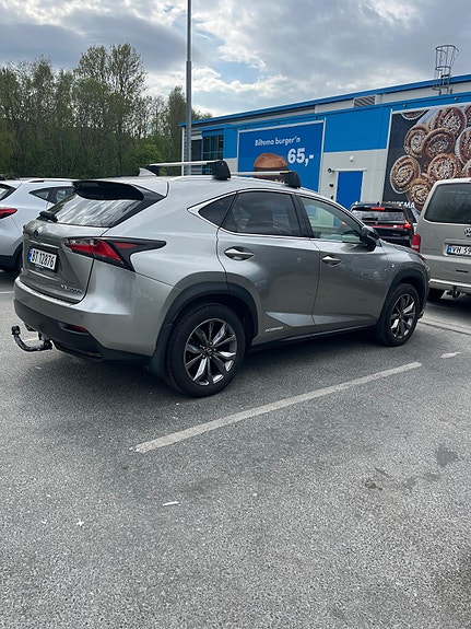 Lexus NX300h 11 of 30