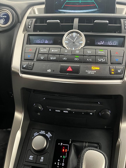 Lexus NX300h 15 of 30