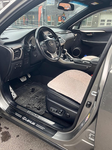 Lexus NX300h 26 of 30