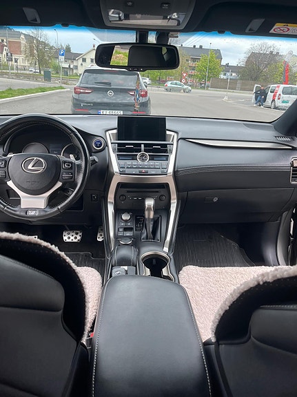 Lexus NX300h 25 of 30