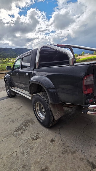 Toyota HiLux 3 of 15