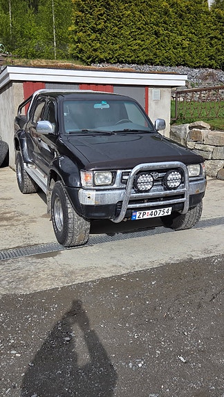 Toyota HiLux 2 of 15