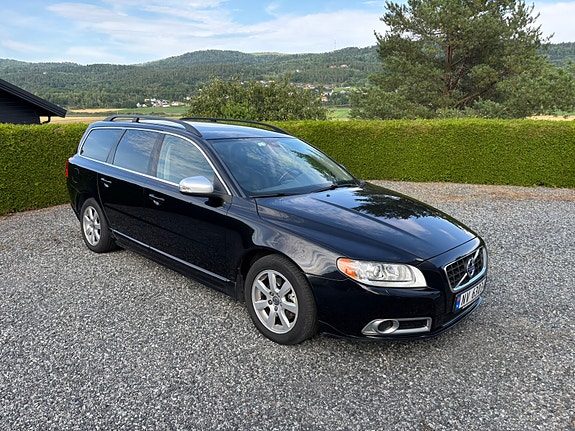 Volvo V70 2 of 25