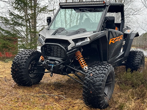 Polaris RZR XP 1000 2 of 4