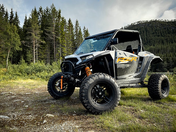Polaris RZR XP 1000 3 of 4