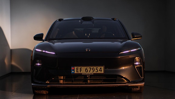 NIO ET5 3 of 5