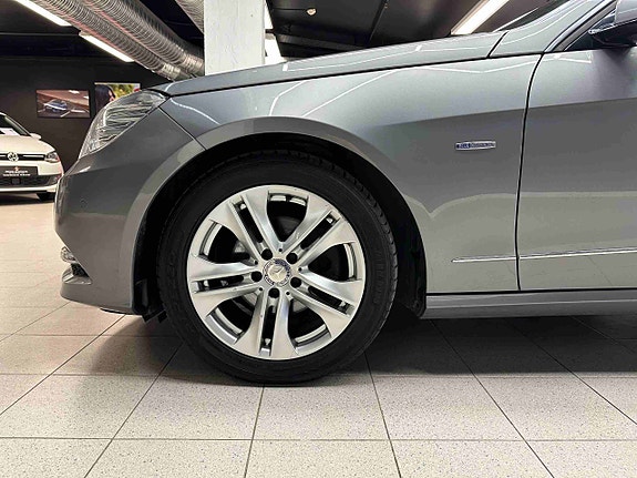 Mercedes-Benz E220 3 of 30