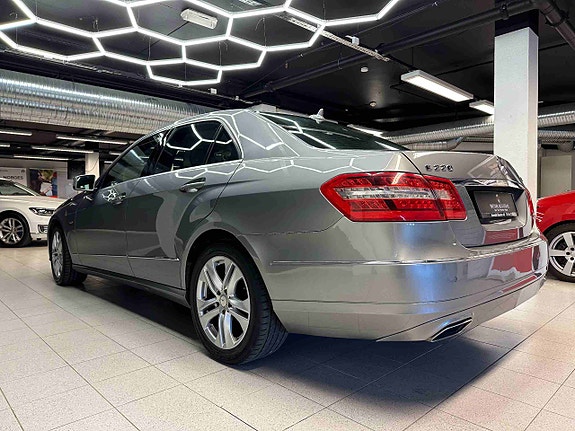Mercedes-Benz E220 5 of 30