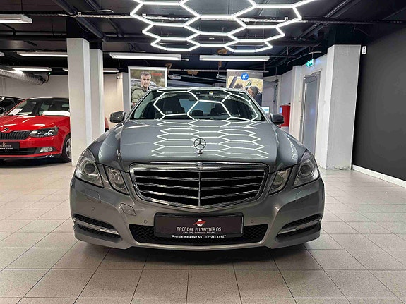 Mercedes-Benz E220 2 of 30