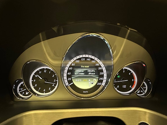 Mercedes-Benz E220 13 of 30