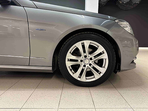 Mercedes-Benz E220 9 of 30
