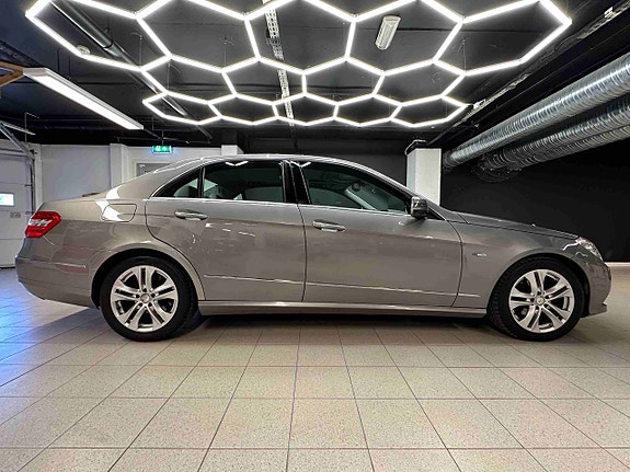 Mercedes-Benz E220 8 of 30