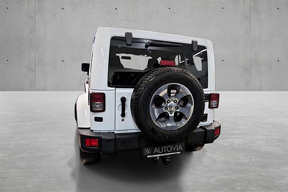 Jeep Wrangler 4 of 5