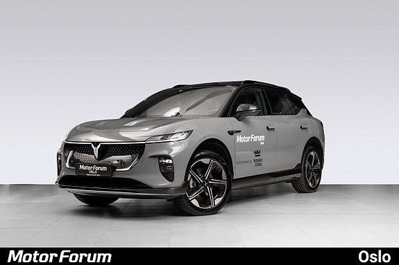 Elegant grå SUV med markant front og sporty aluminiumsfelger.