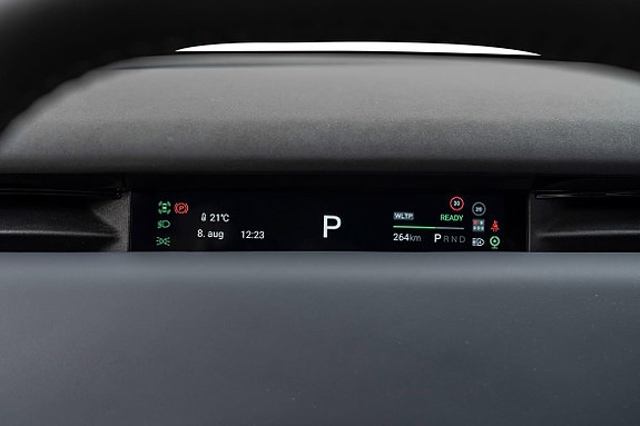 Digitalt instrumentpanel med klare visninger for enkel oversikt under kjøring.
