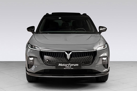 Luksuriøs fremtoning med karakteristisk grille og detaljer i LED-lys.