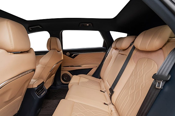 Bakseter i beige skinn med komfort og isofix-fester.