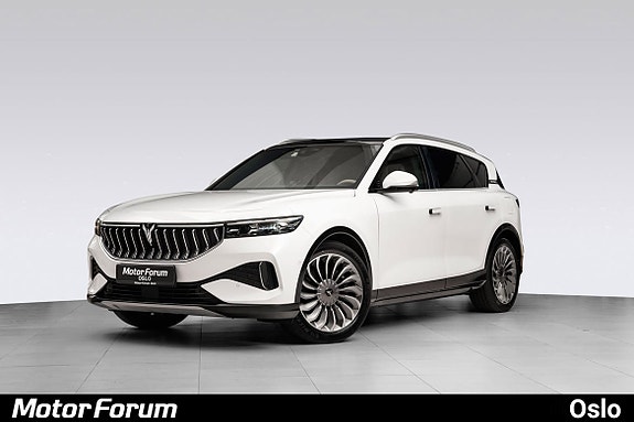 Elegant hvit el-SUV med stilren front og alu-felger.