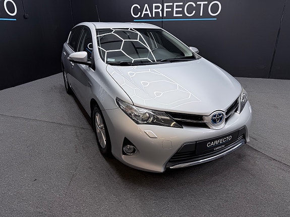 Toyota Auris 2 of 5