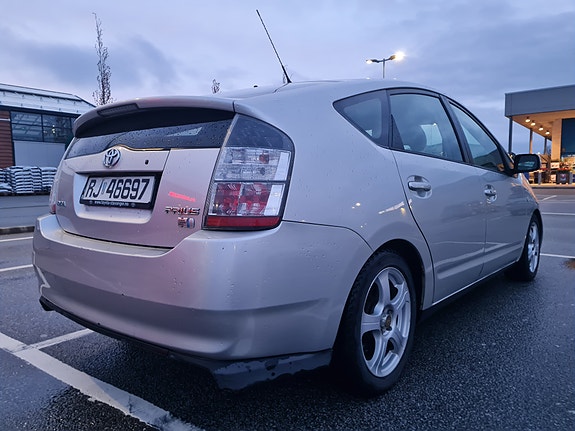 Toyota Prius 4 of 9