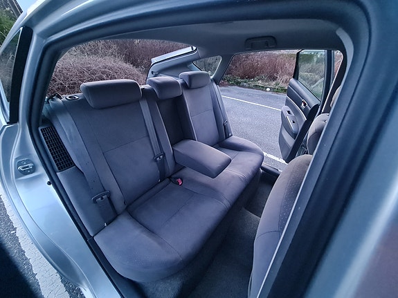 Toyota Prius 6 of 9