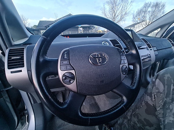 Toyota Prius 5 of 9