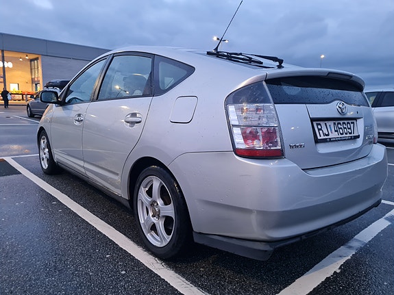 Toyota Prius 3 of 9