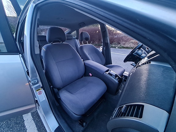 Toyota Prius 8 of 9