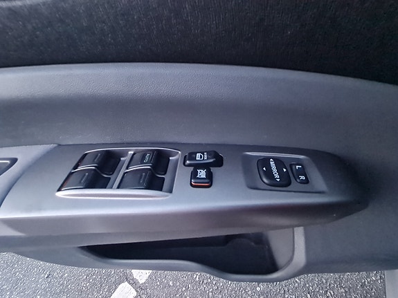 Toyota Prius 7 of 9