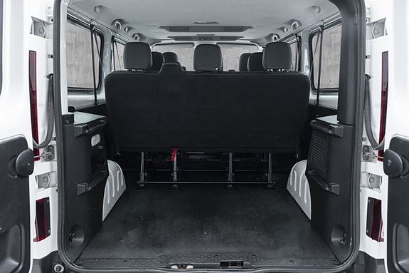 Nissan NV300 25 of 25