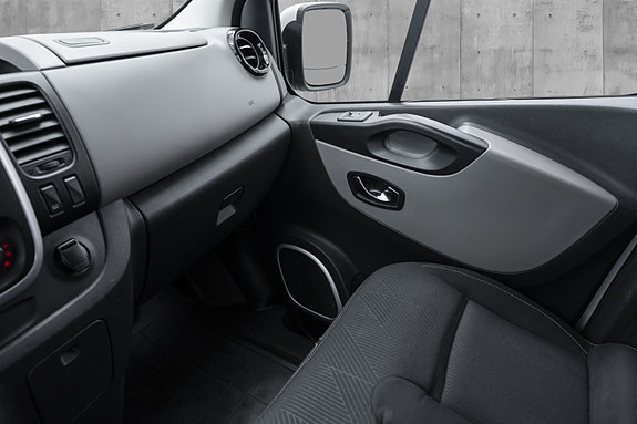 Nissan NV300 12 of 25