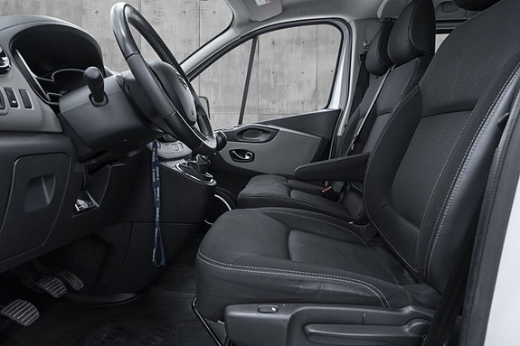 Nissan NV300 9 of 25