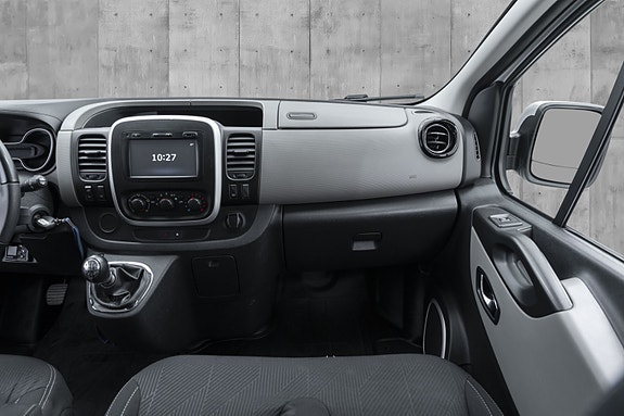 Nissan NV300 13 of 25