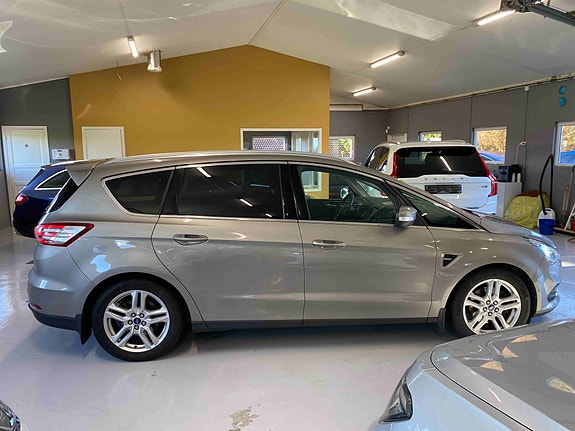 Ford S-MAX 3 of 5