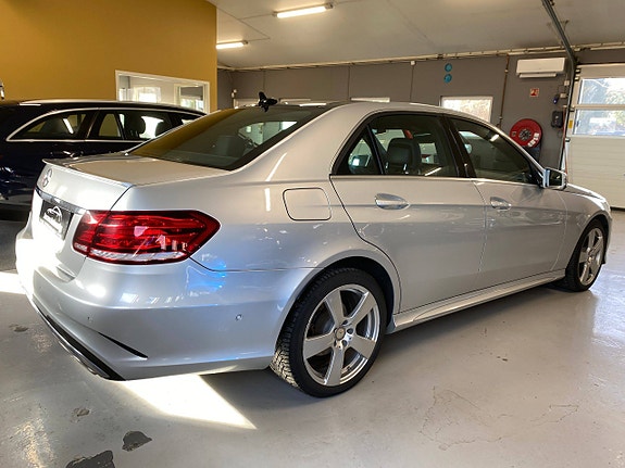 Mercedes-Benz E220 4 of 5