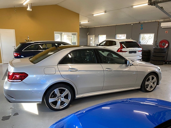 Mercedes-Benz E220 3 of 5